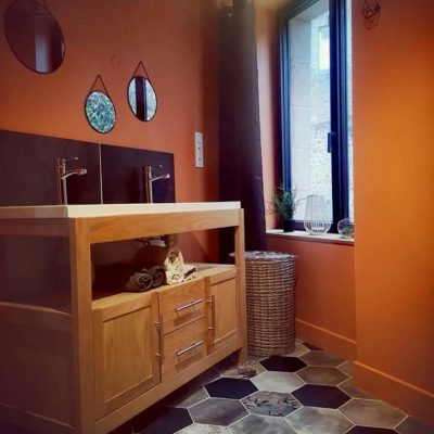 salle de bain orange et noir