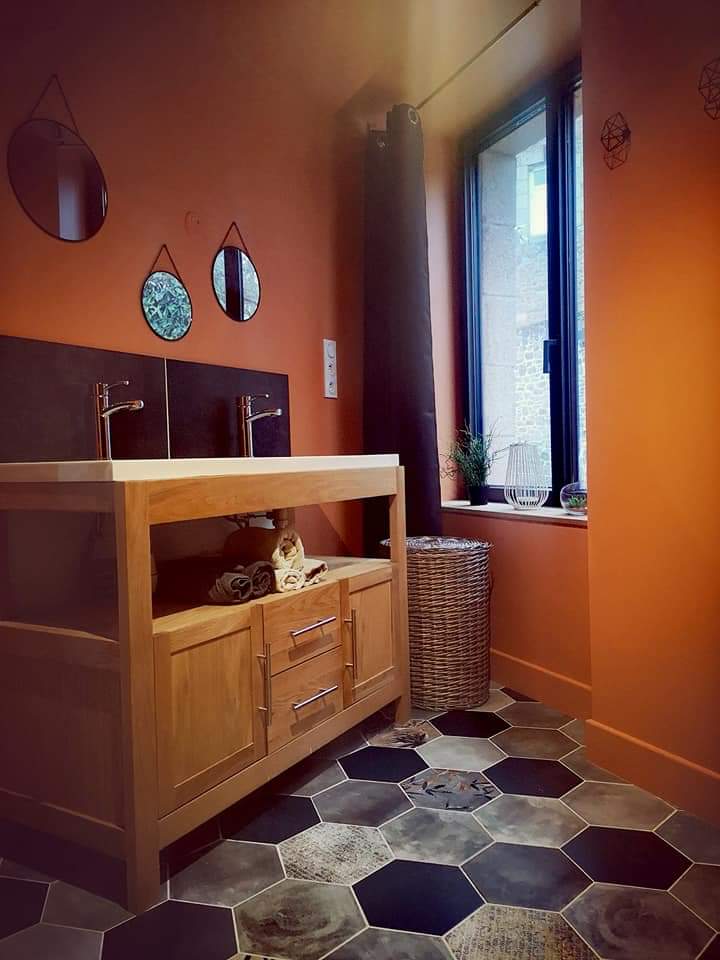 salle de bain orange et noir