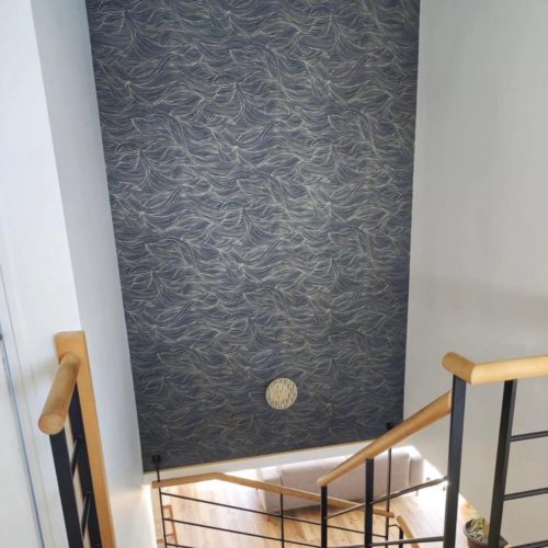 cage d'escalier avec papier peint alula bleu
