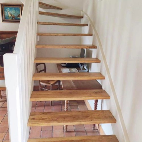 relooking d'un escalier blanc et en bois